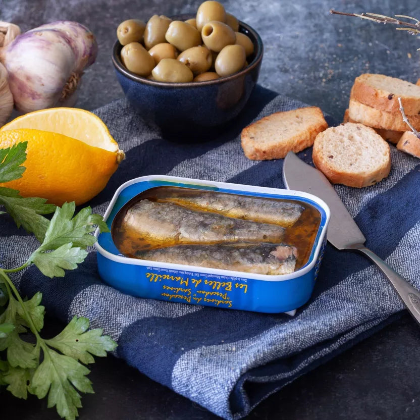"Žvejo sardinės": alyvuogių aliejuje su citrina, česnakais ir pertražolėmis | Ferrigno – galinis vaizdas | Beata Nicholson