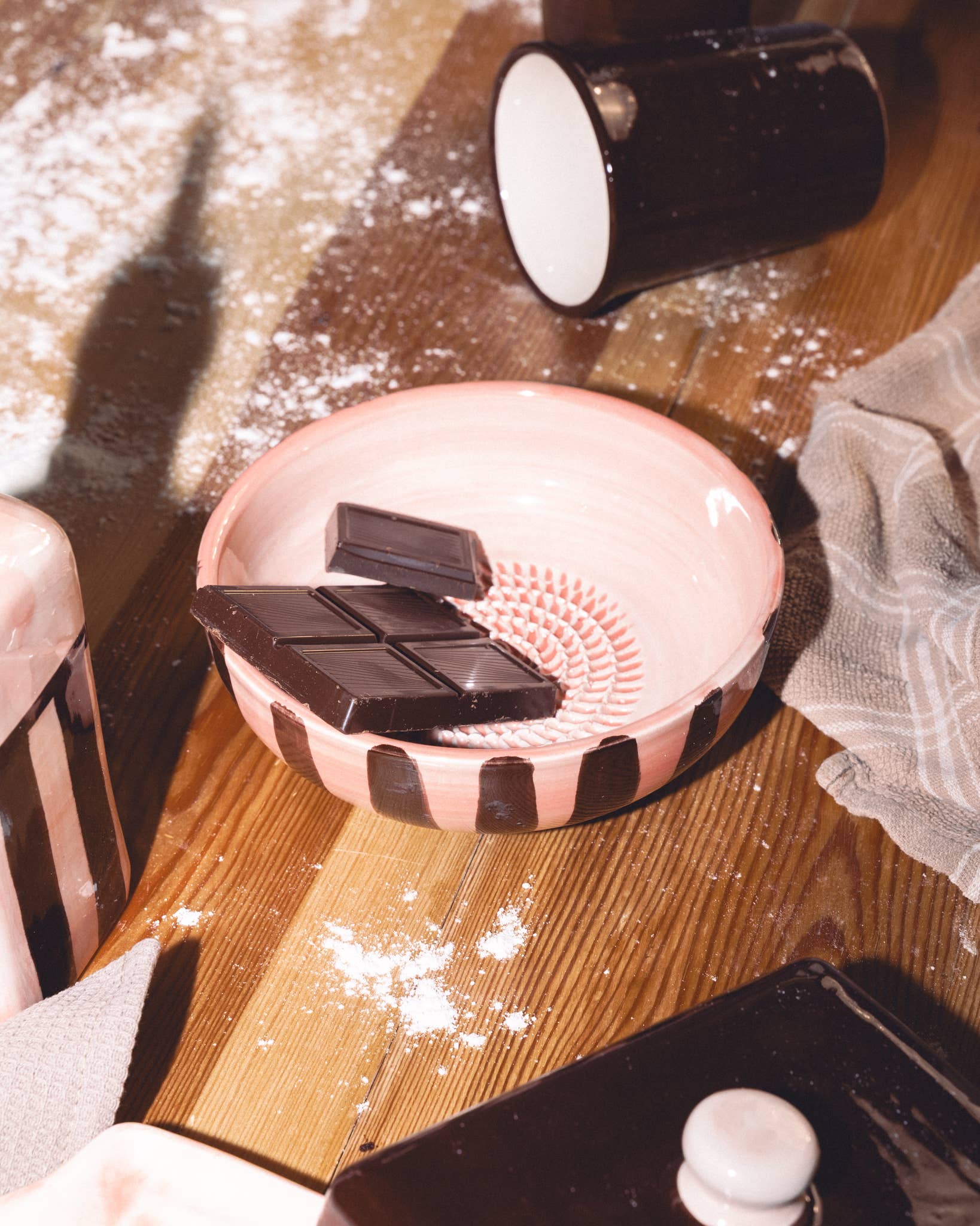 Vidutinio dydžio vintažinis keramikos dubenėlis-tarka rožinės ir rudos spalvos - ŠOKOLADAS