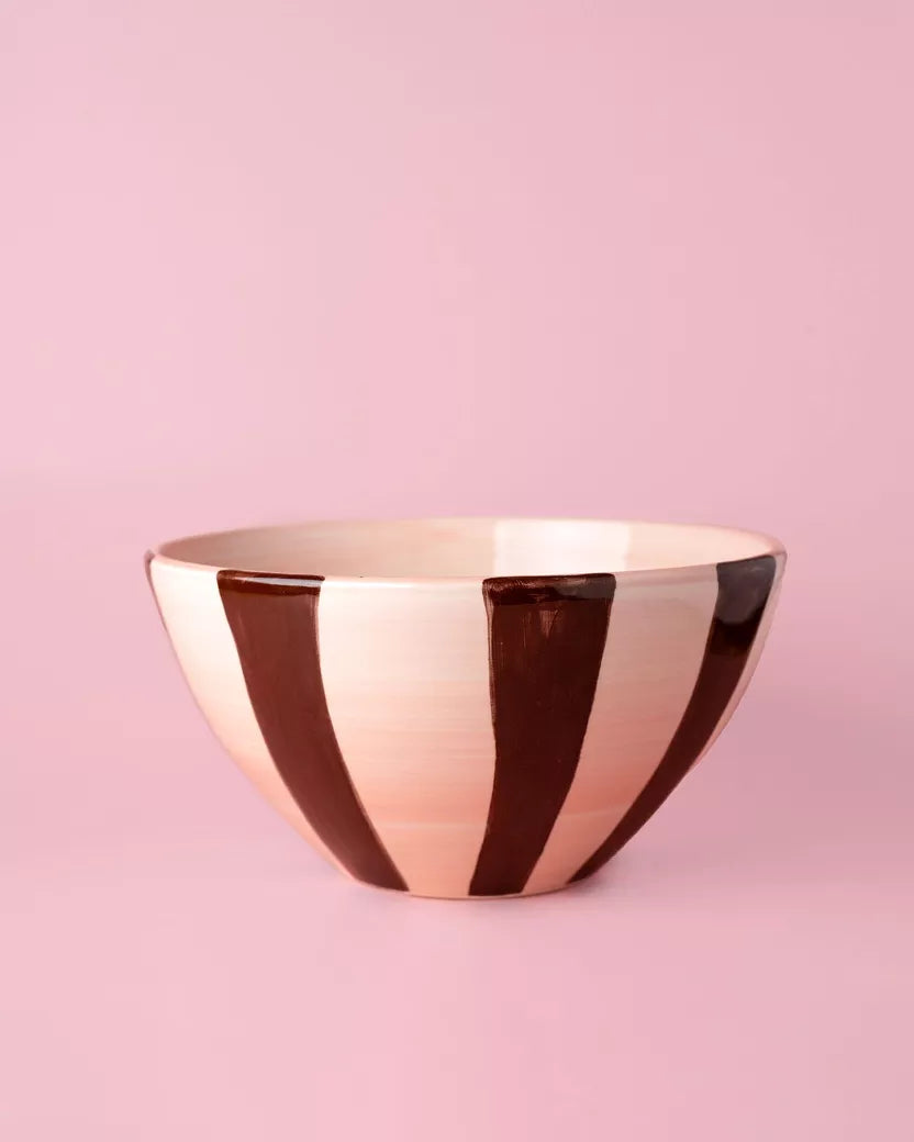 Keraminis salotų dubuo Ø21cm 1.5L / Rožinio šokolado juostelės – priekinis vaizdas | Beata Nicholson