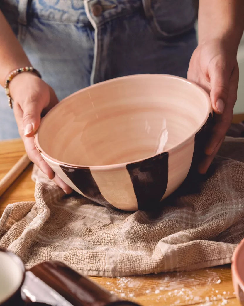 Keraminis salotų dubuo Ø21cm 1.5L / Rožinio šokolado juostelės – galinis vaizdas | Beata Nicholson