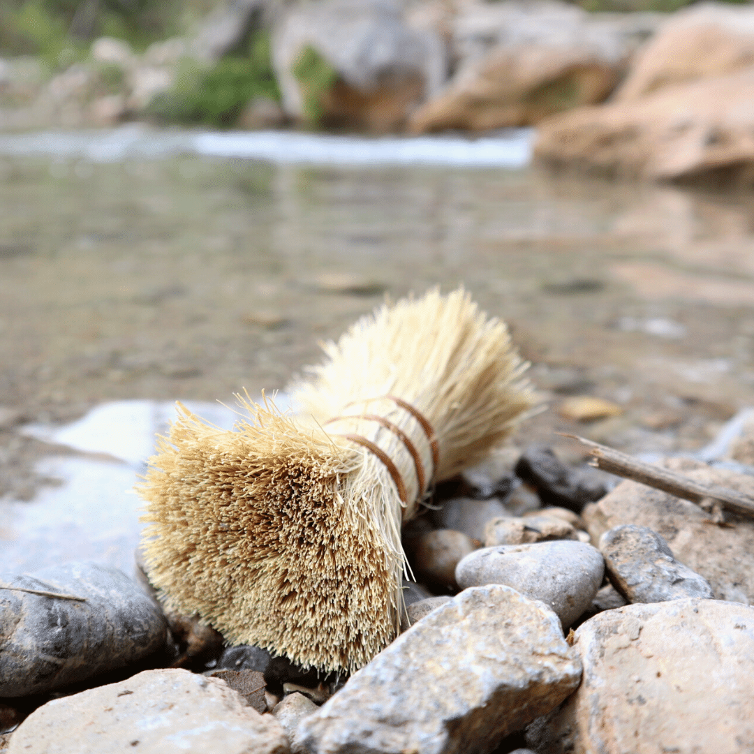INDŲ ŠEPETĖLIS SU VIELINIU GALIUKU: iš kokosų plaušo ir vario