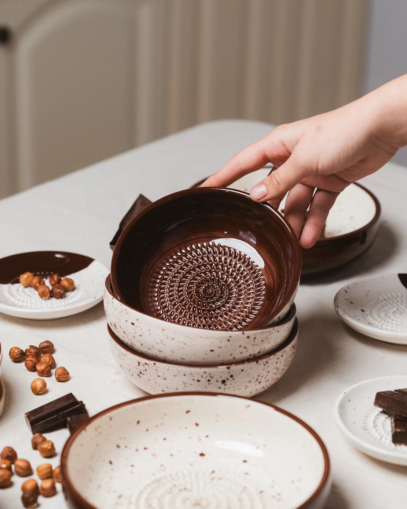 Vidutinė keraminė tarkavimo lėkštė / Brownie – detalės vaizdas | Beata Nicholson