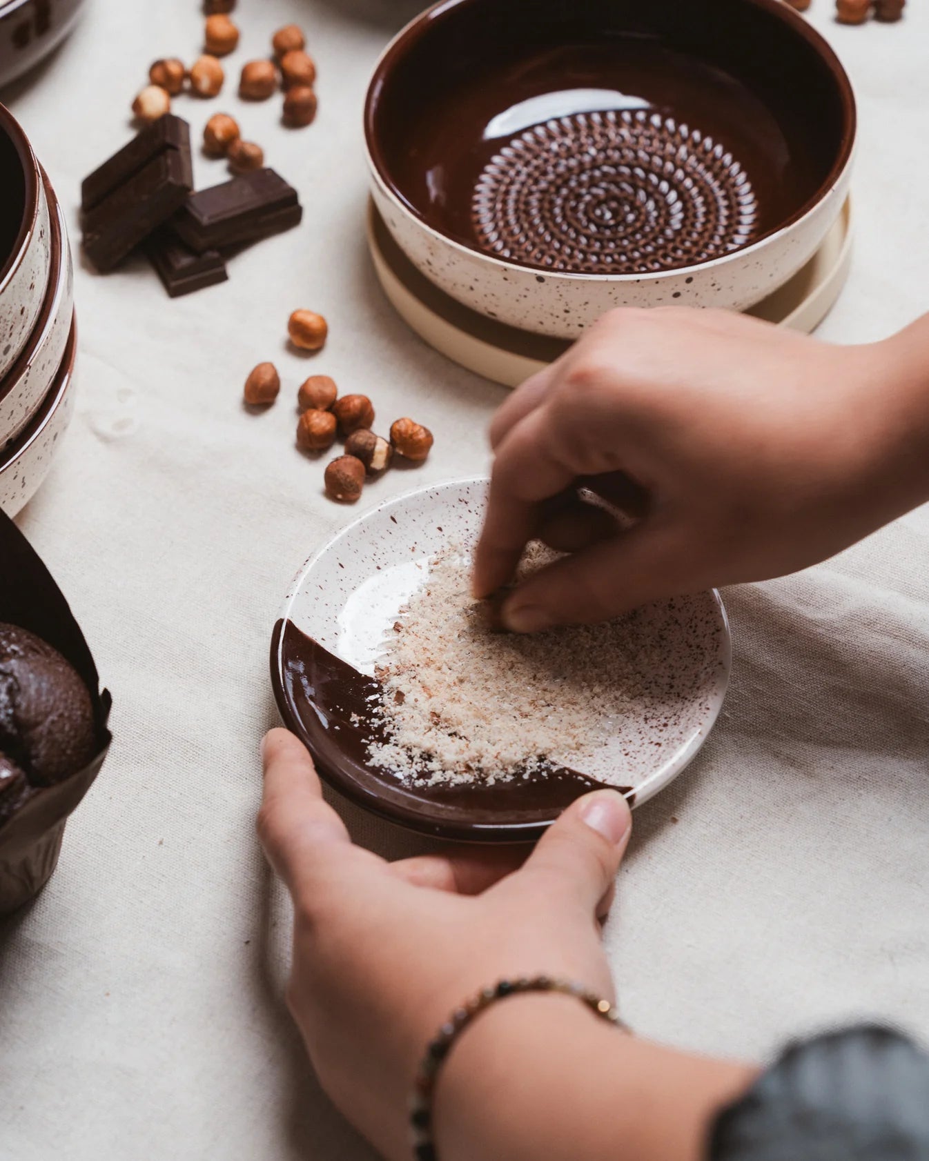 Vidutinė keraminė tarkavimo lėkštė / Brownie – šoninis vaizdas | Beata Nicholson
