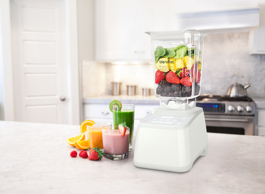 Blendtec Designer 625 baltas maišytuvas modernioje virtuvėje