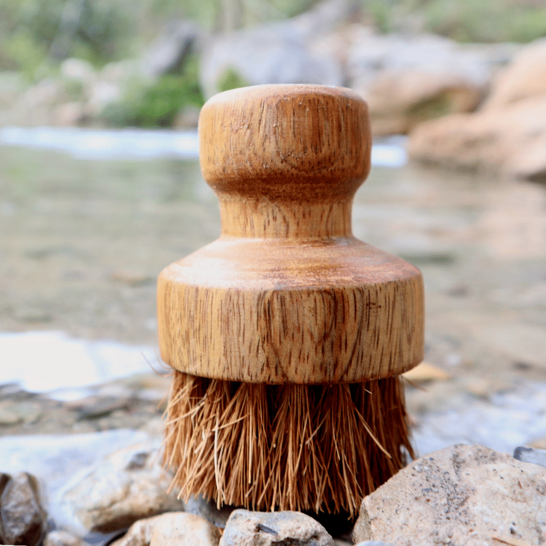 INDŲ ŠEPETĖLIS: keptuvėms ir lentelėms – iš kokosų plaušo ir mangomedžio