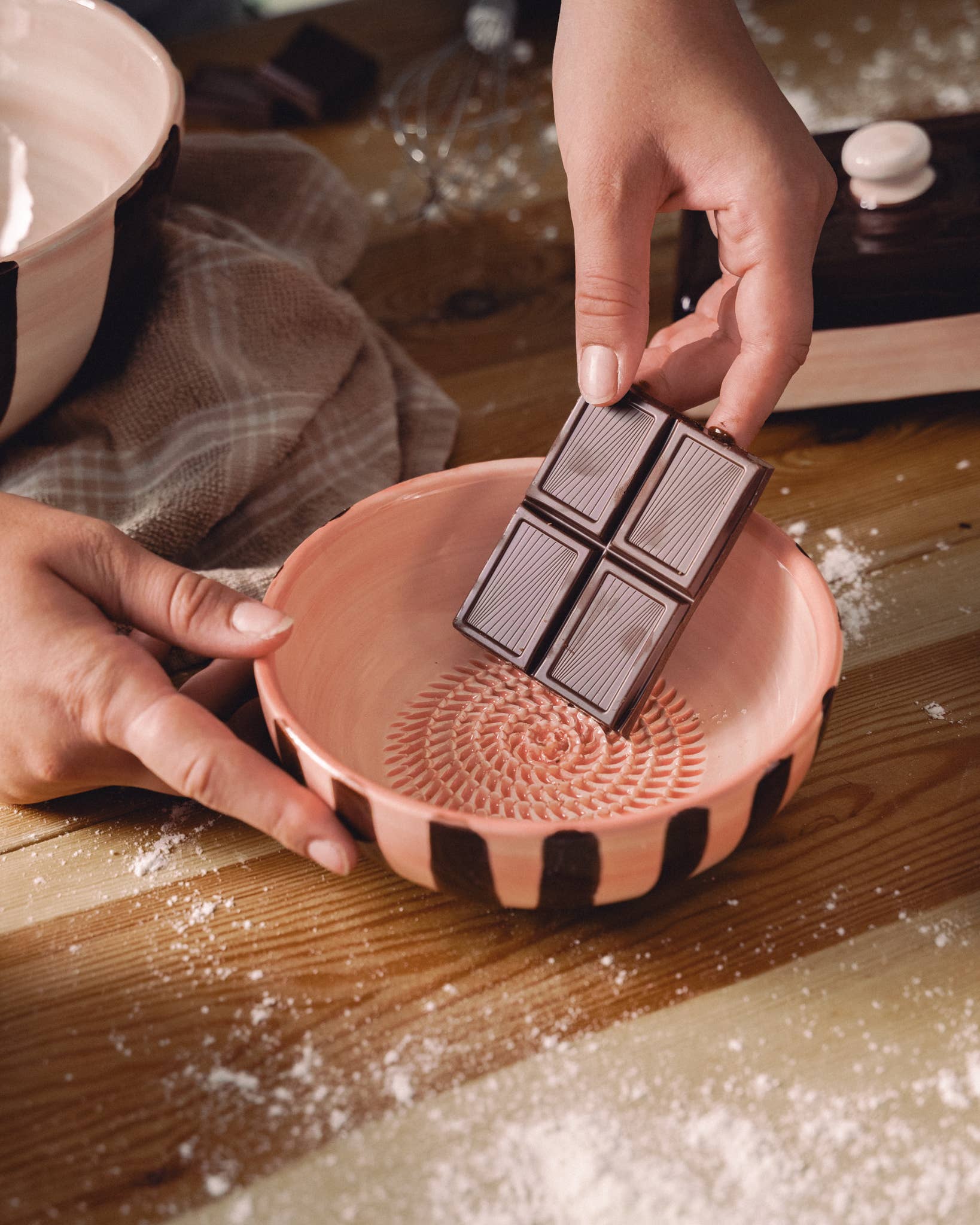 Vidutinio dydžio vintažinis keramikos dubenėlis-tarka rožinės ir rudos spalvos - ŠOKOLADAS