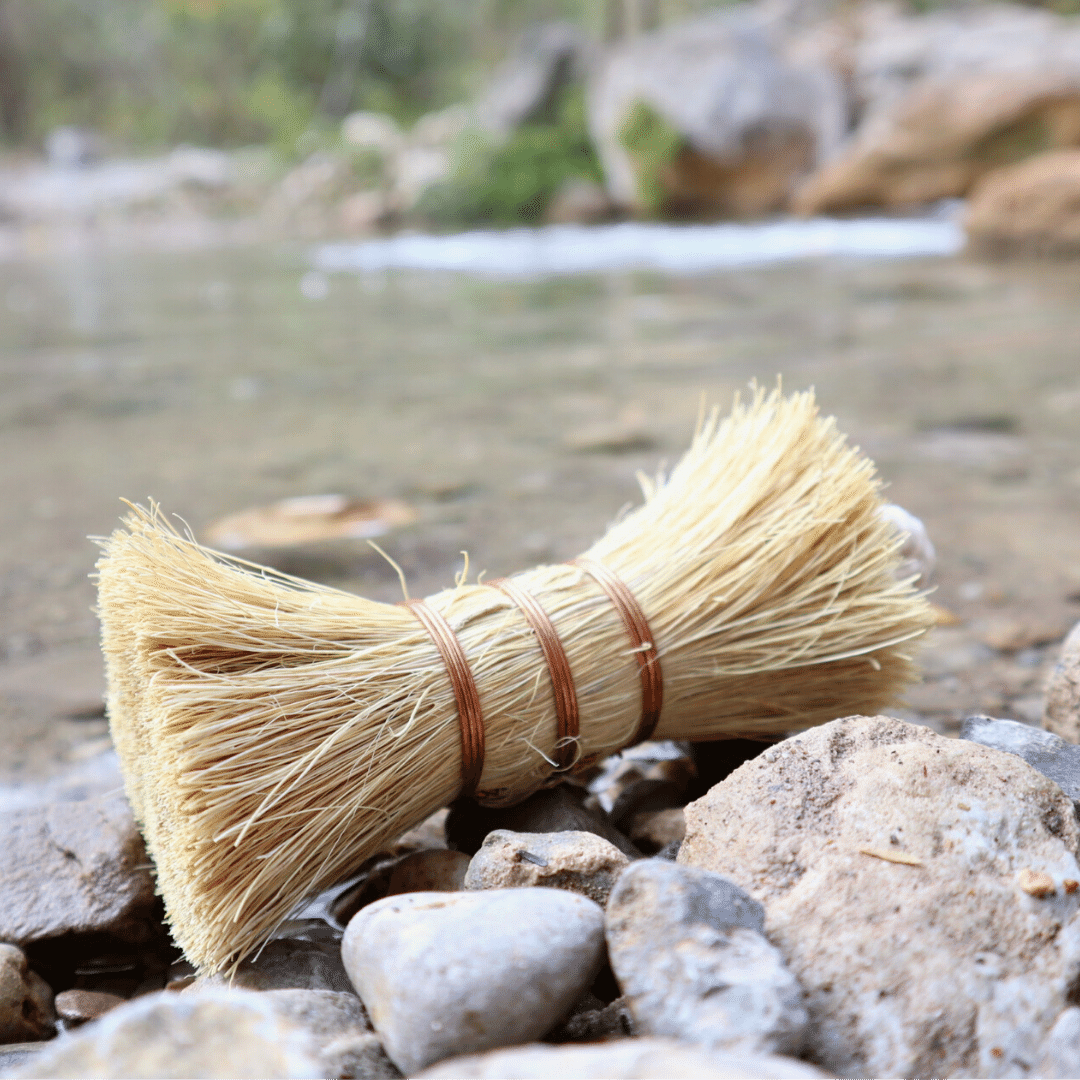 INDŲ ŠEPETĖLIS SU VIELINIU GALIUKU: iš kokosų plaušo ir vario