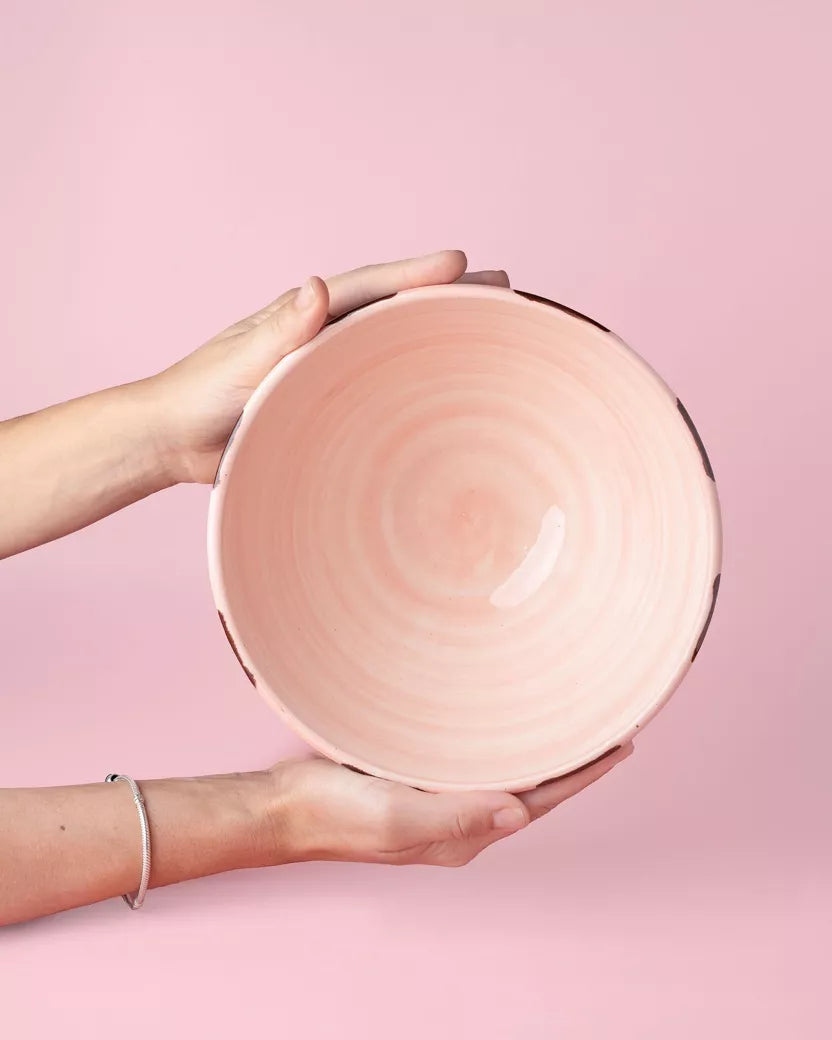 Keraminis salotų dubuo Ø21cm 1.5L / Rožinio šokolado juostelės – stilizacijos vaizdas | Beata Nicholson