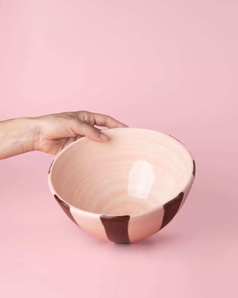 Keraminis salotų dubuo Ø21cm 1.5L / Rožinio šokolado juostelės – šoninis vaizdas | Beata Nicholson