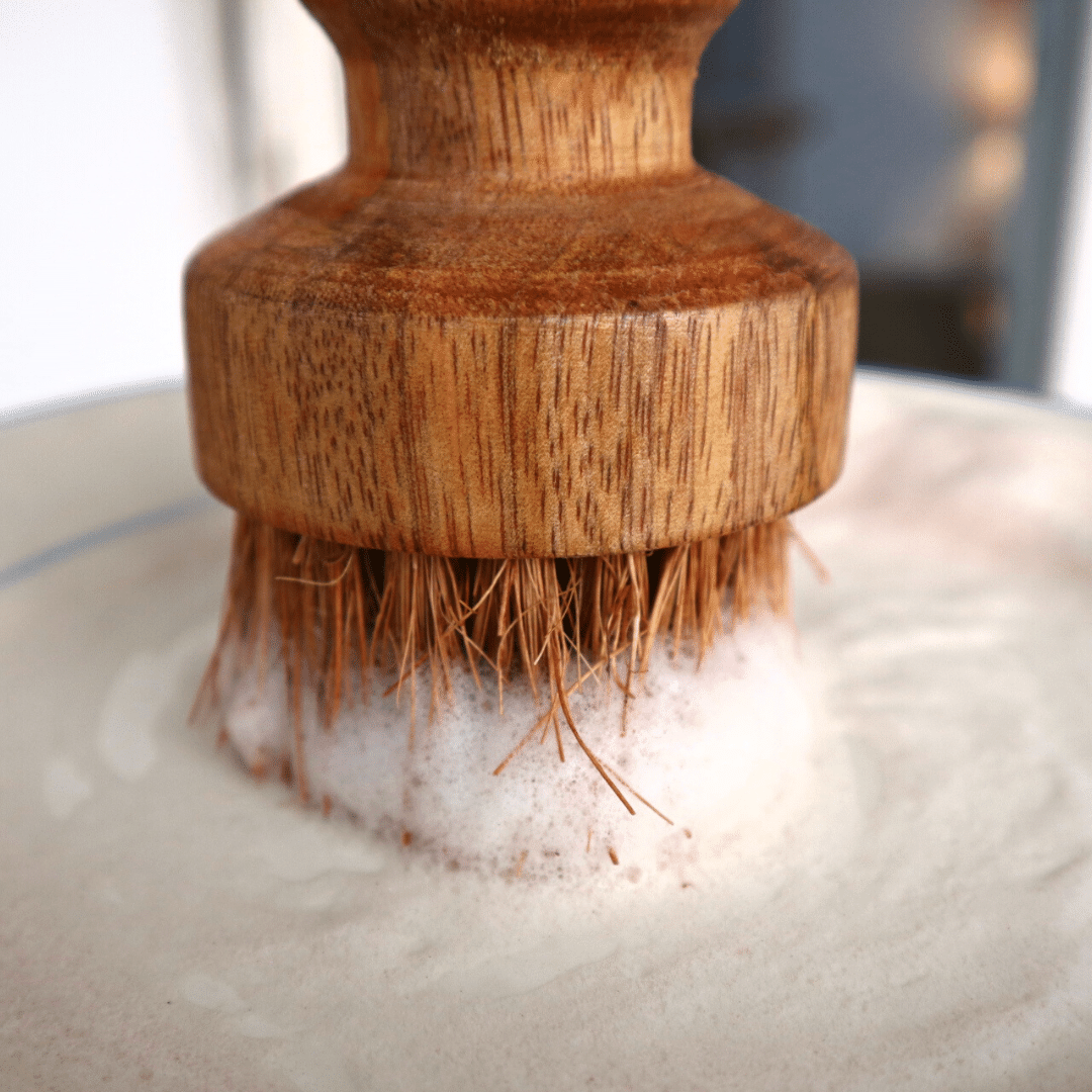 INDŲ ŠEPETĖLIS: keptuvėms ir lentelėms – iš kokosų plaušo ir mangomedžio