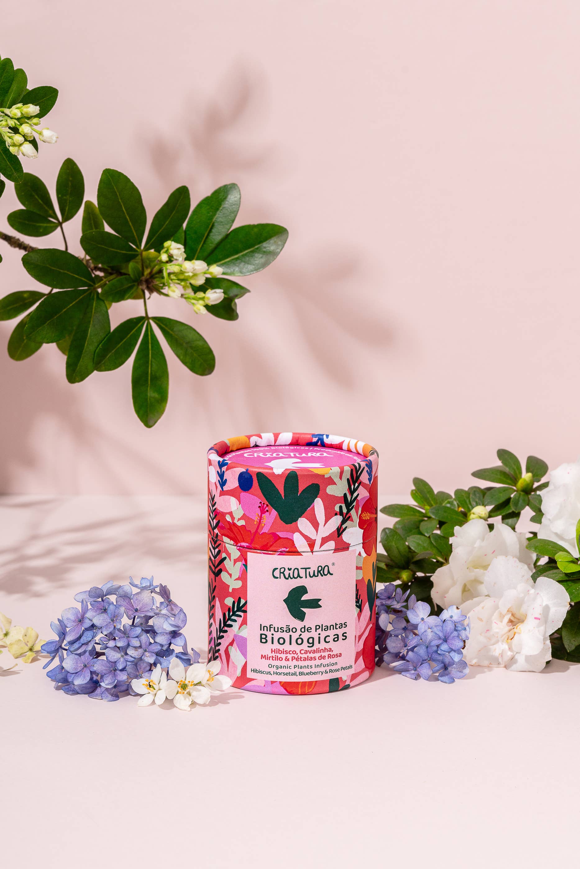 Žolelių arbata – hibiskų, mėlynių ir rožių žiedlapių