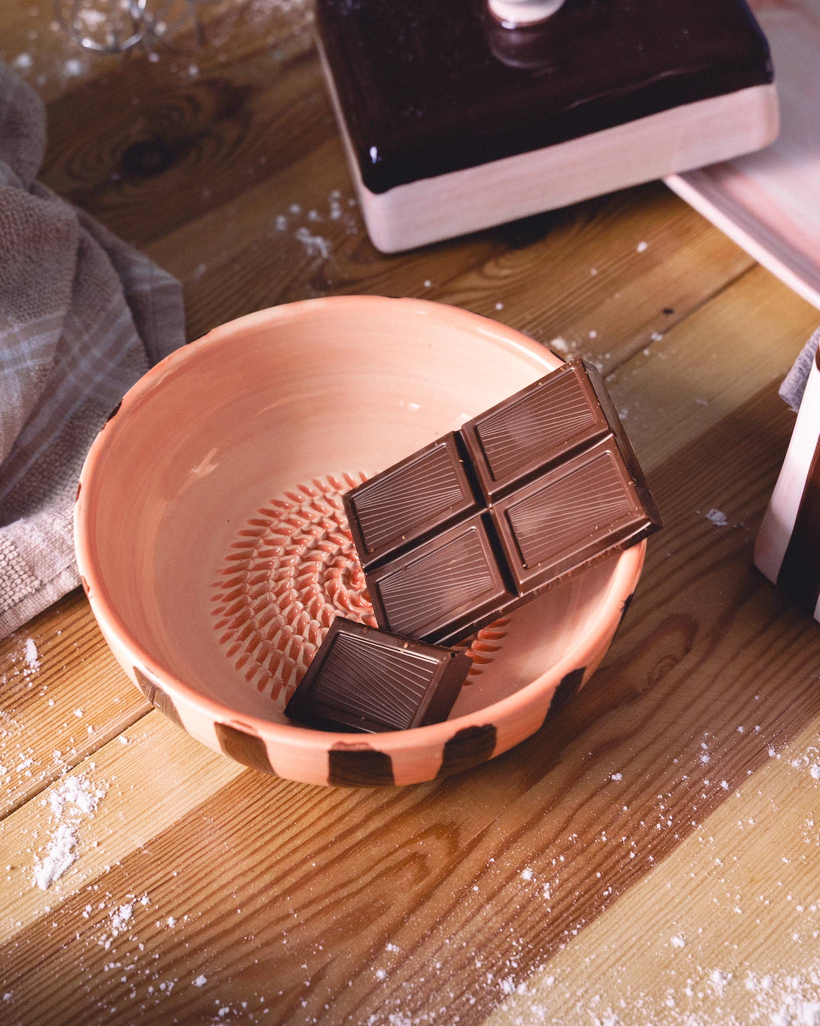 Vidutinio dydžio vintažinis keramikos dubenėlis-tarka rožinės ir rudos spalvos - ŠOKOLADAS