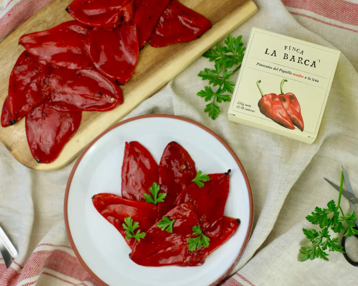 „Piquillo“ paprikos, keptos ant malkų, patiektos lėkštėje su pakuote