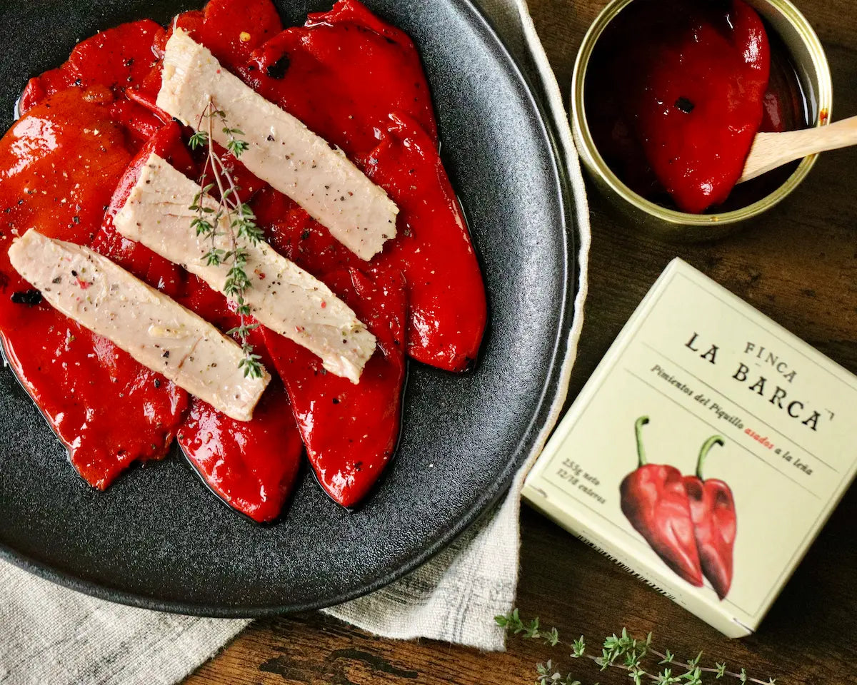 „Piquillo“ paprikos su sūriu ir žolėlėmis tamsioje lėkštėje