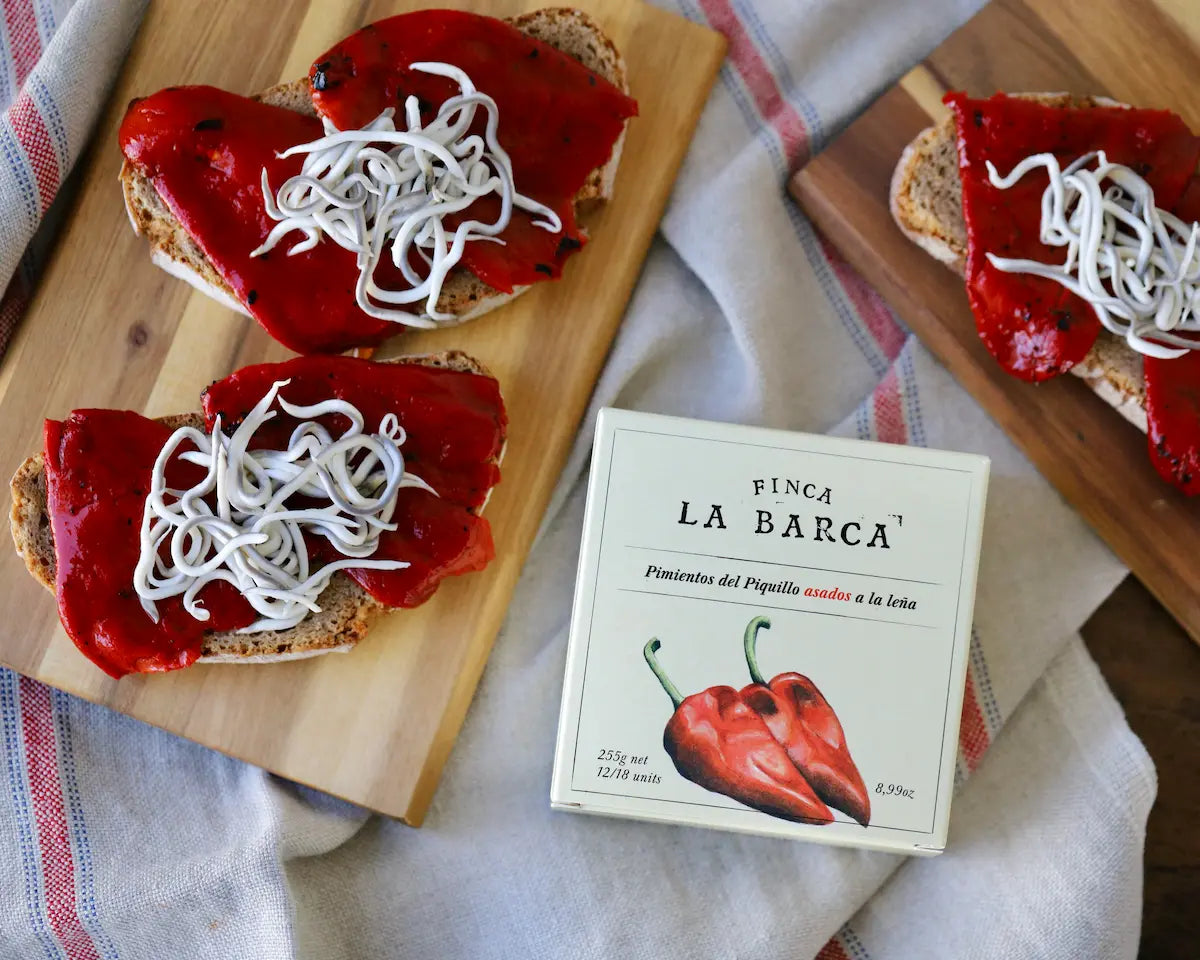 Skrebučiai su „Piquillo“ paprikomis ir jūros gėrybių imitacija