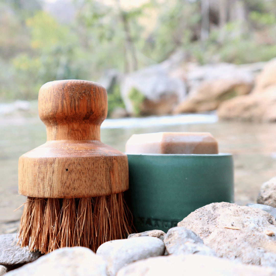 INDŲ ŠEPETĖLIS: keptuvėms ir lentelėms – iš kokosų plaušo ir mangomedžio