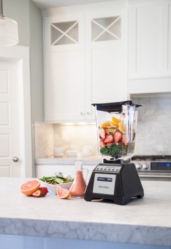 Blendtec Total Blender juodas maišytuvas virtuvėje