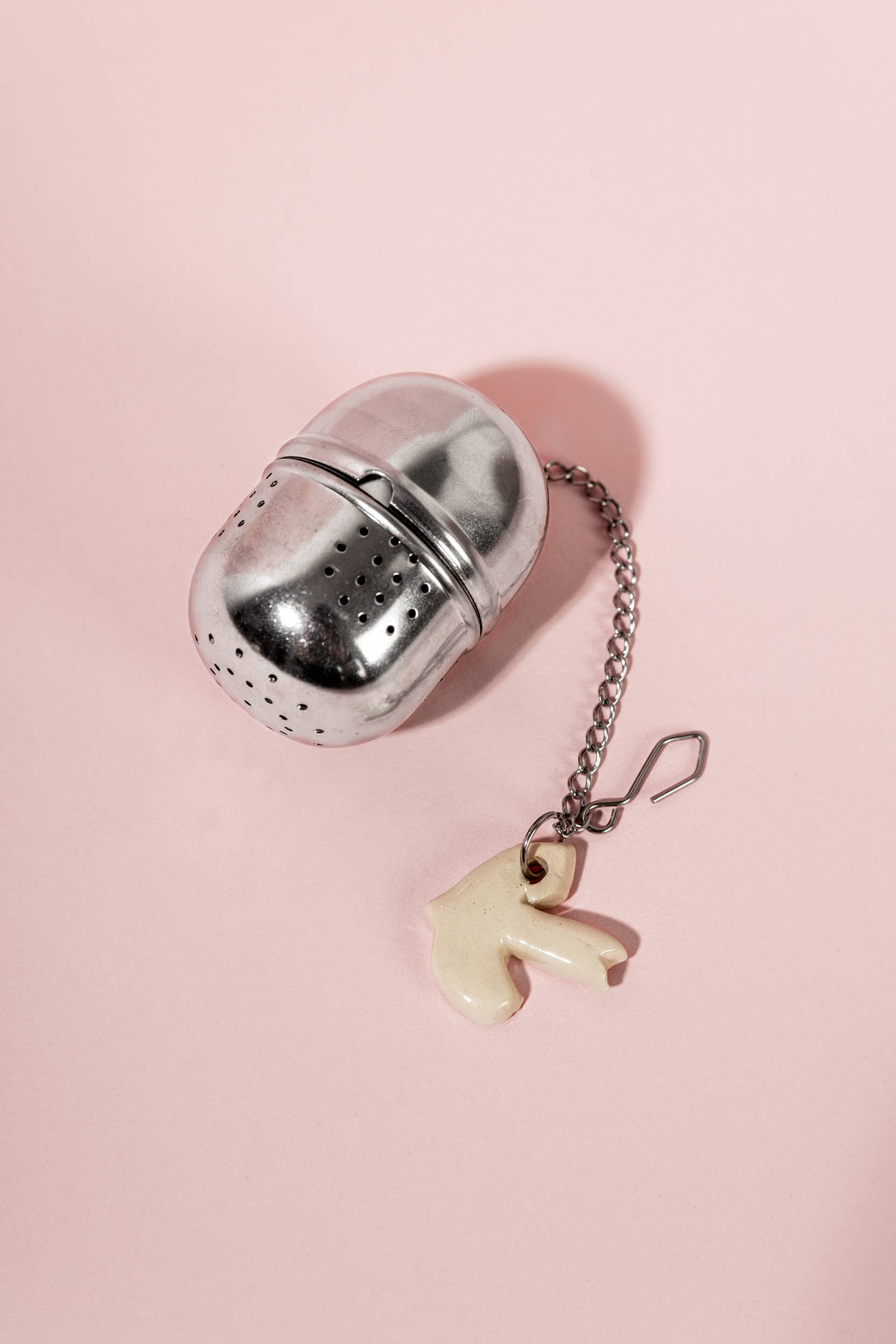 Arbatos sietelis su rankų darbo keraminiu pakabuku | Criatura