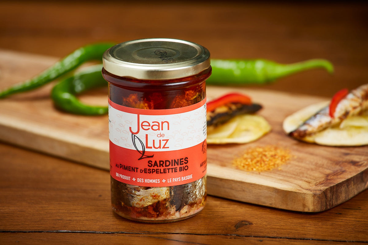 Ekologiškos sardinės alyvuogių aliejuje su Espelette paprika, 270 g | Jean de Luz – detalė | Beata Nicholson