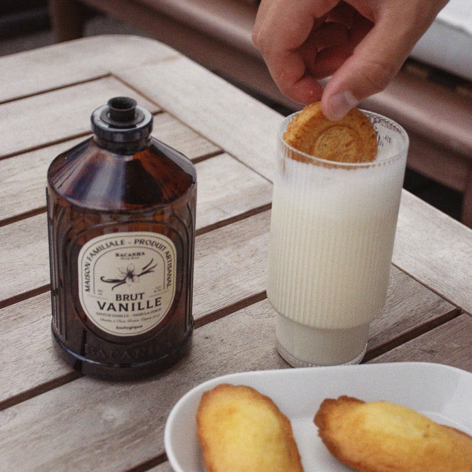 Natūralus vanilės sirupas - ekologiškas - 400 ml | Bacanha – šoninis vaizdas | Beata Nicholson