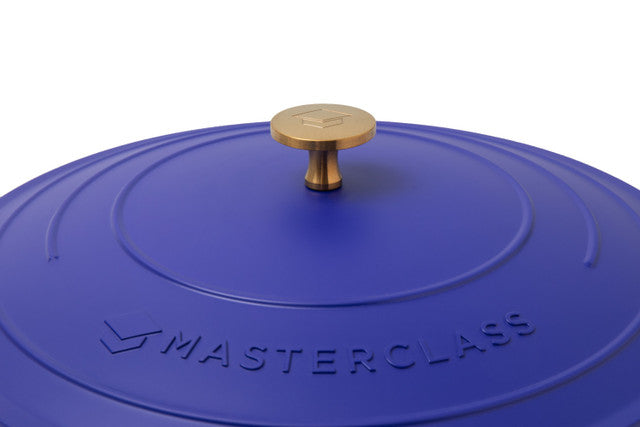 MasterClass Mėlynas Aliuminis Puodas, 28cm, 4L – stilizacijos vaizdas | Beata Nicholson