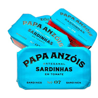 Sardinės pomidorų padaže su pirmojo šalto spaudimo alyvuogių aliejumi | Papa Anzóis No. 7 – stilizacijos vaizdas | Beata Nicholson
